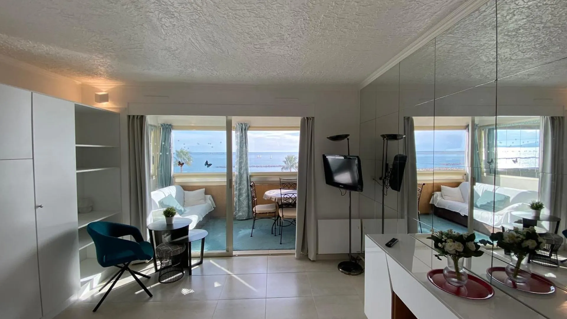 06Bh - Beautiful Seafront Studio Saint-Laurent-du-Var