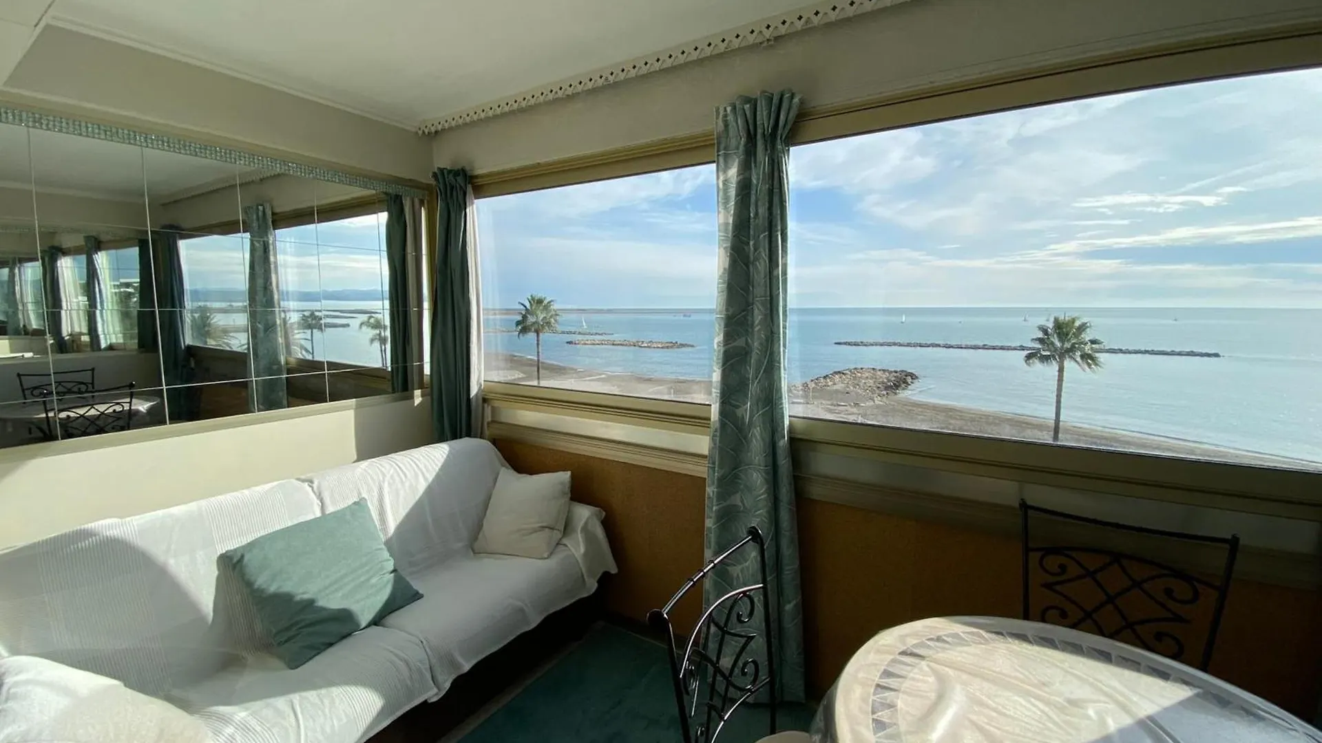 06Bh - Beautiful Seafront Studio Saint-Laurent-du-Var 0*,