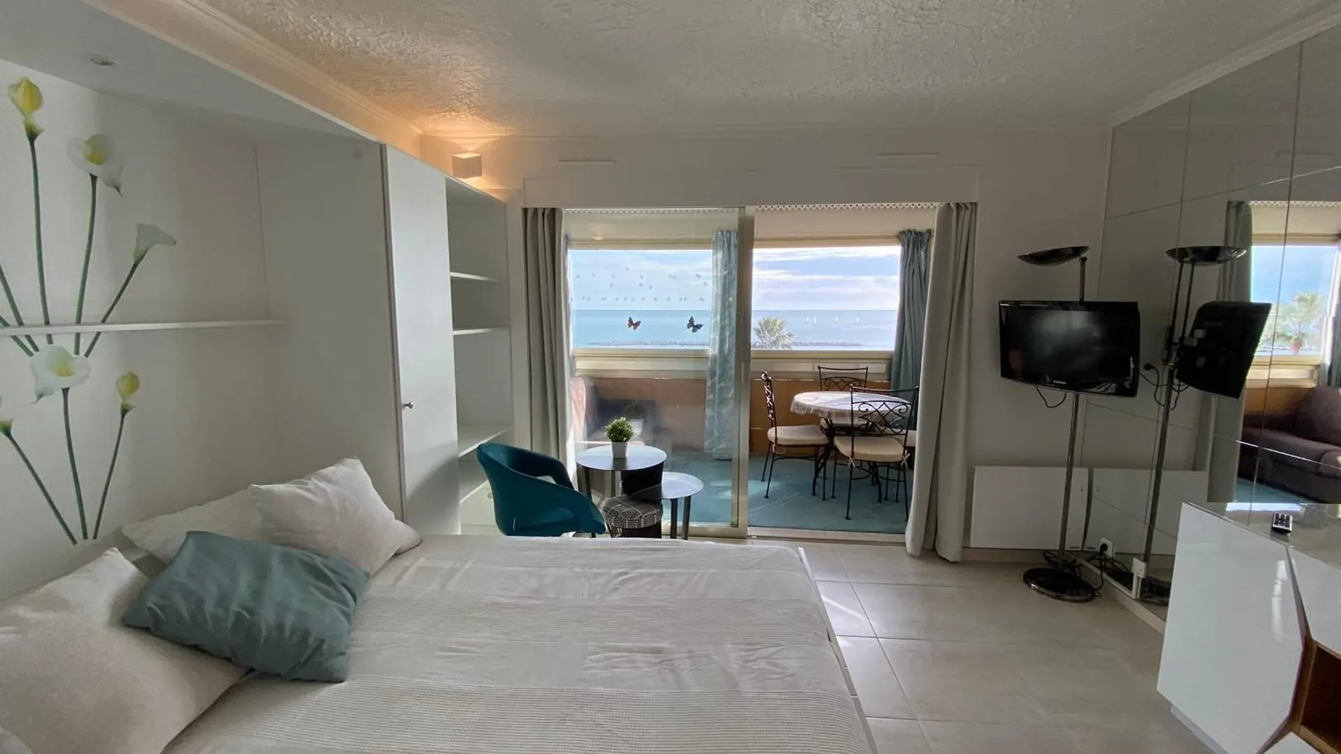 06Bh - Beautiful Seafront Studio Saint-Laurent-du-Var 0*,  France