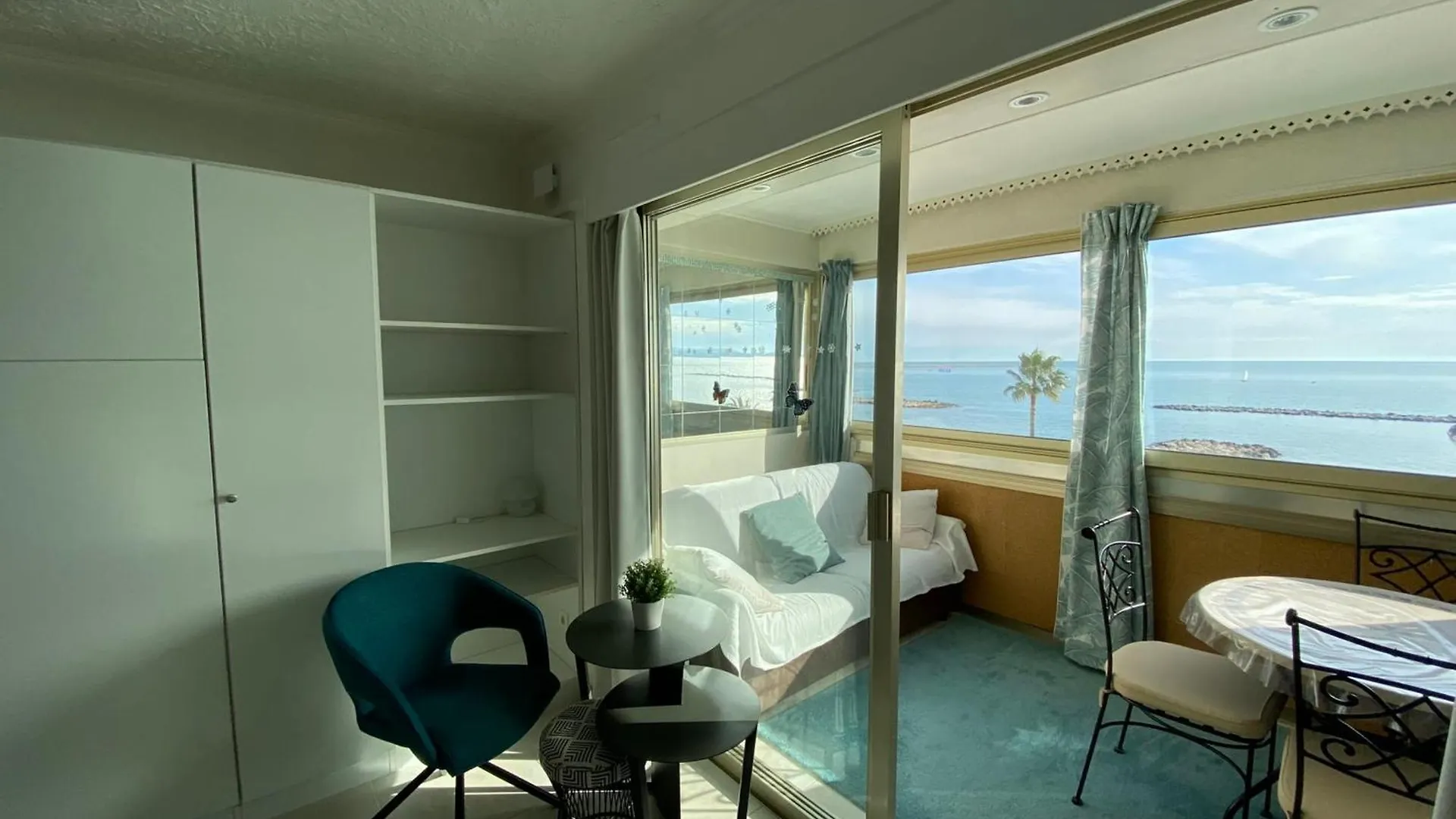 06Bh - Beautiful Seafront Studio Saint-Laurent-du-Var Apartment