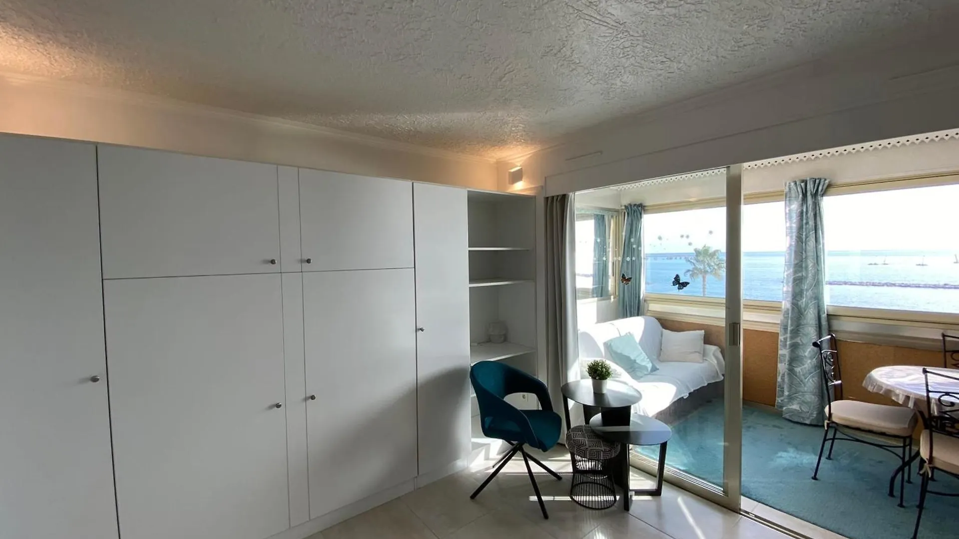 06Bh - Beautiful Seafront Studio Saint-Laurent-du-Var Apartment