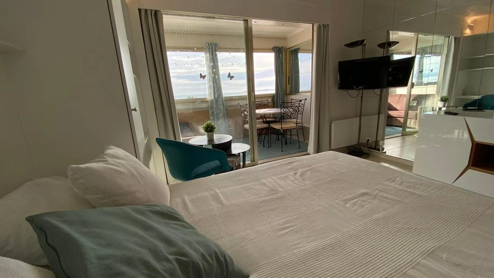 06Bh - Beautiful Seafront Studio Saint-Laurent-du-Var